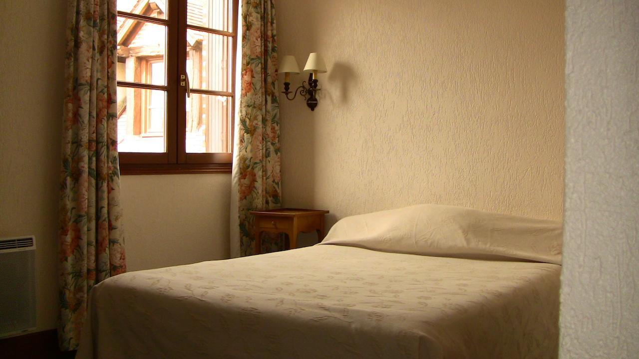 Logis Hotel Auberge Des Potiers Jouy-le-Potier Ruang foto